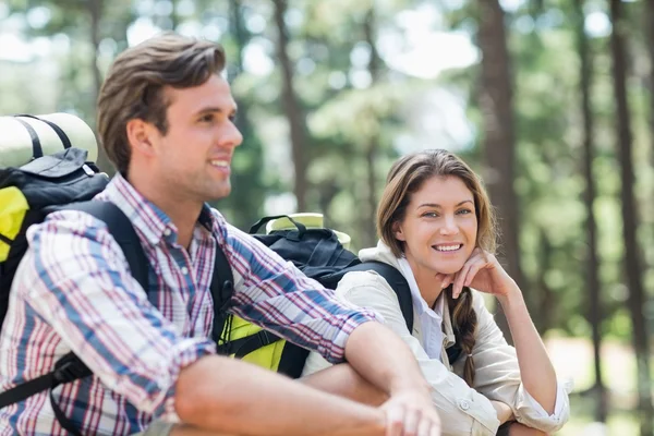 Frau sitzt beim Wandern mit Partner zusammen — Stockfoto