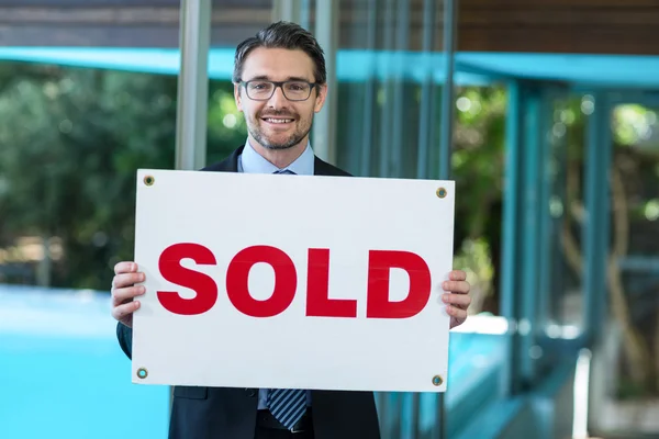 Agent holding sold sign — Stock Photo, Image