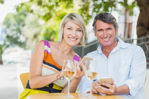 Pareja usando smartphone — Foto de Stock