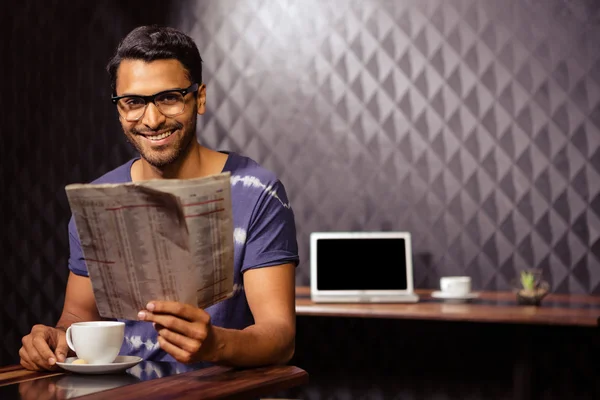 Mann liest Zeitung — Stockfoto