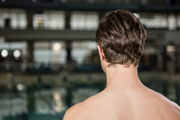 Nadadores em pé junto à piscina — Fotografia de Stock