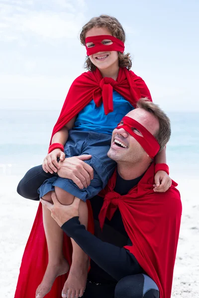 Padre disfrazado de superhéroe sonriendo — Foto de Stock