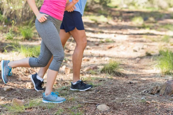 Pareja corriendo en el campo — Foto de Stock