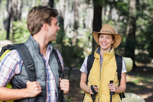 Uomo guardando donna sorridente — Foto Stock