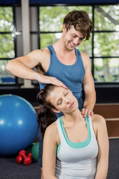 Entrenador ayudar a la mujer con el ejercicio del cuello — Foto de Stock