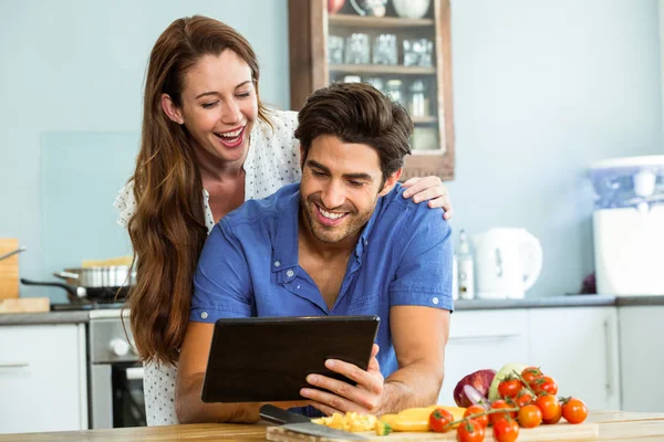 Pareja joven usando tableta — Foto de Stock