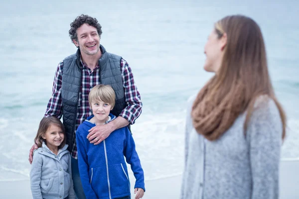 Père avec des enfants regardant la mère — Photo