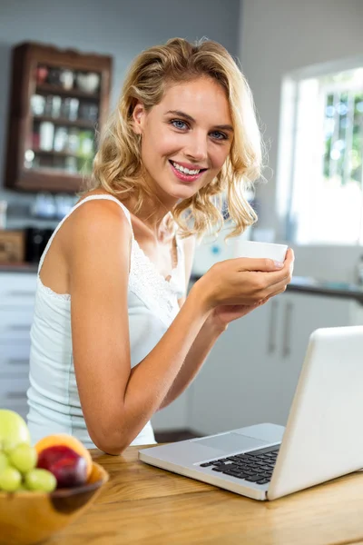 Vrouw met koffiebeker — Stockfoto