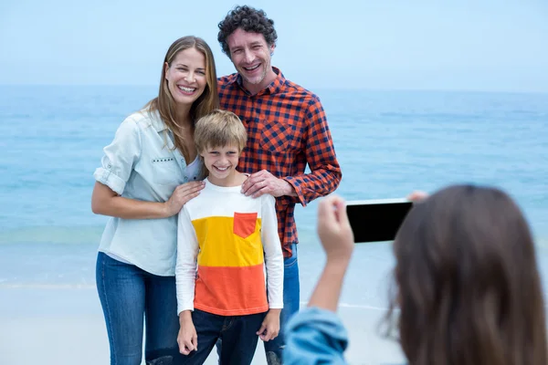 Chica fotografiando familia alegre —  Fotos de Stock