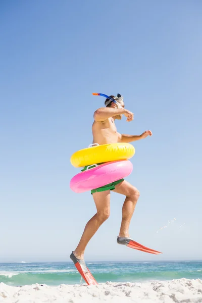 Улыбающийся мужчина прыгает с резиновыми кольцами — стоковое фото