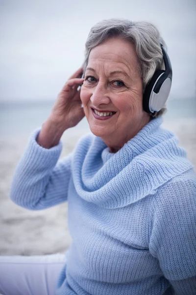 Starszy kobieta słuchanie muzyki — Zdjęcie stockowe
