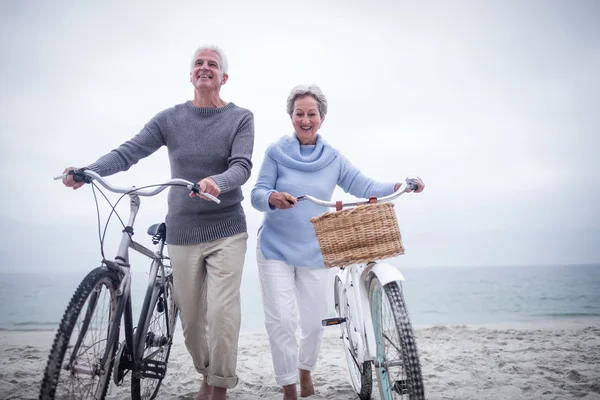 Seniorpaar bei Ausfahrt — Stockfoto