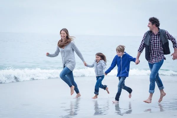 Famiglia allegra in esecuzione — Foto Stock