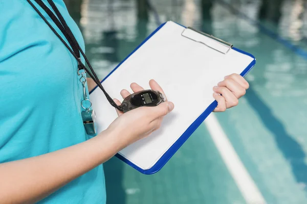 Entrenador con stop watch y portapapeles — Foto de Stock