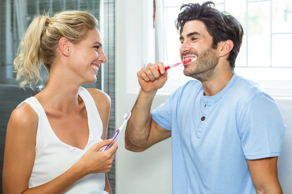 Pareja cepillarse los dientes en el baño — Foto de Stock