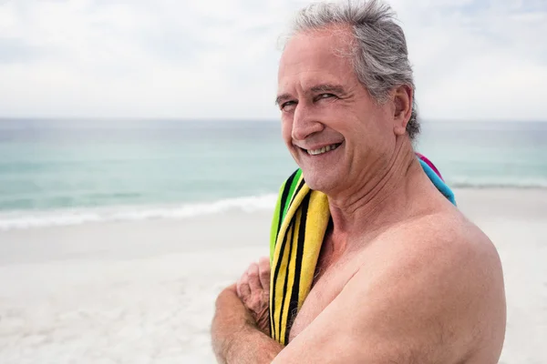Starszy człowiek, stojąc na plaży — Zdjęcie stockowe