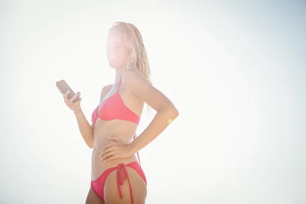 Blonde vrouw gebruikend smartphone — Stockfoto