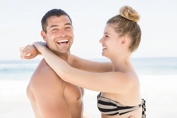 Casal abraço na praia — Fotografia de Stock