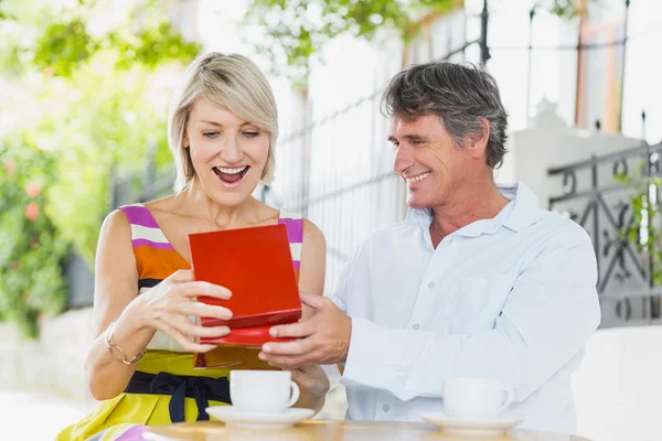 Hombre regalando mujer en la cafetería —  Fotos de Stock