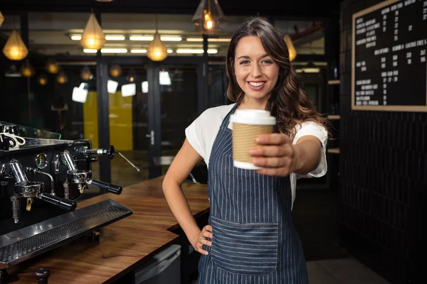 Barista sonriente sosteniendo taza desechable —  Fotos de Stock