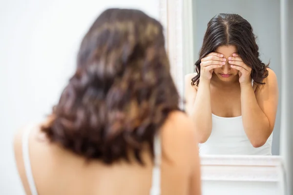 Ongelukkige vrouw stond in de badkamer — Stockfoto