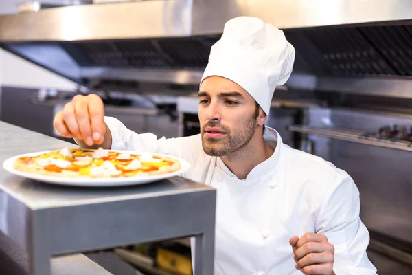 Pizzabäcker macht Pizza — Stockfoto