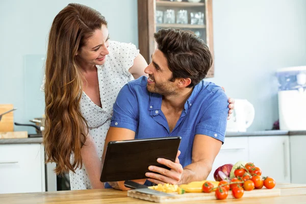 Jong koppel met Tablet PC — Stockfoto