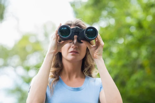 Mulher olhando através binocular — Fotografia de Stock