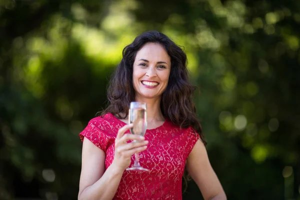 Mulher segurando flauta de champanhe — Fotografia de Stock