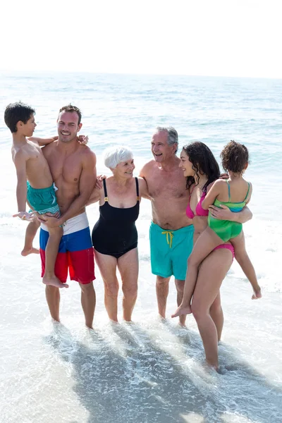 Família feliz na praia — Fotografia de Stock