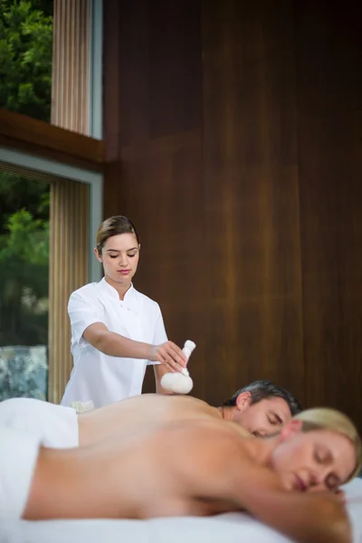 Man receiving back massage — Stock Photo, Image