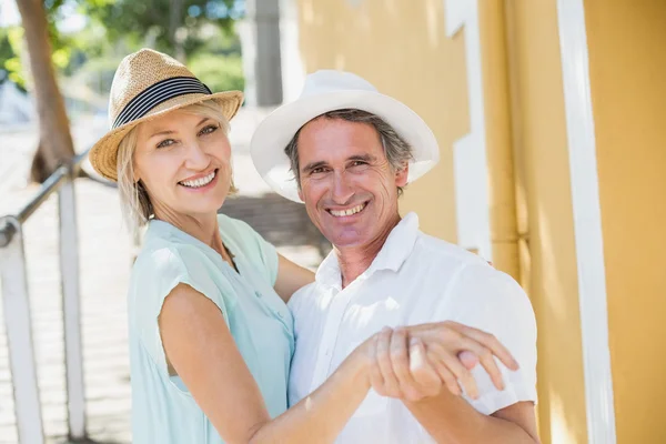 Glückliches Paar hält Händchen — Stockfoto