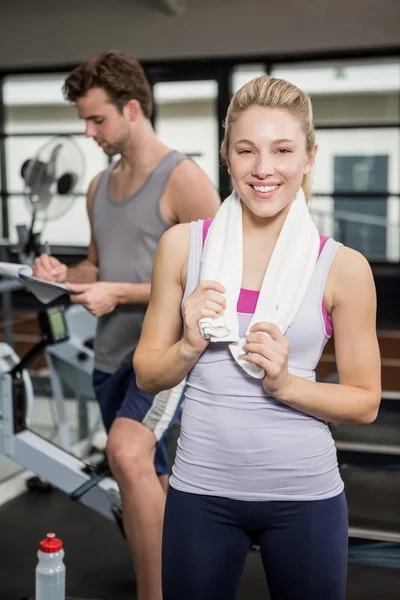 Mujer después del entrenamiento y entrenador — Foto de Stock