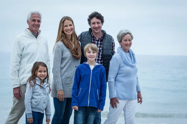 Famille souriante debout à la plage — Photo