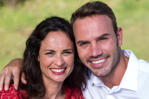 Sonriendo feliz pareja — Foto de Stock