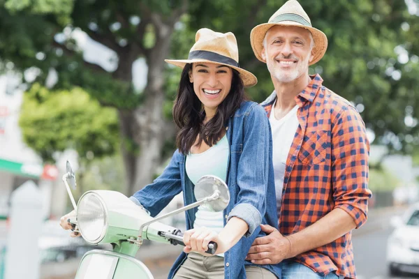 Lyckliga paret på moped — Stockfoto