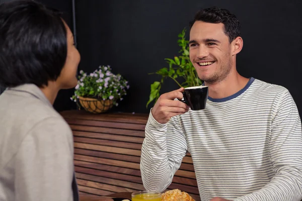 Schattig paar praten tijdens het eten — Stockfoto