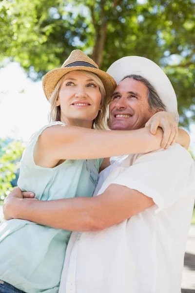 Gelukkige paar omarmen — Stockfoto