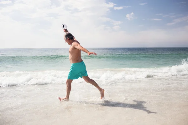 Hombre mayor bailando en la playa —  Fotos de Stock