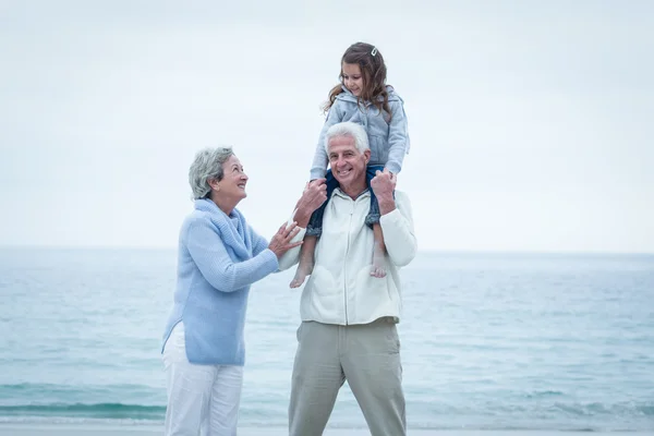 Dziadkowie z wnuczką korzystających — Zdjęcie stockowe