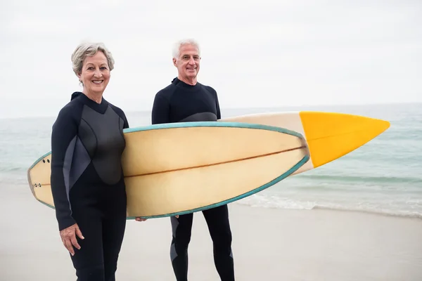 Senior paar met surfplanken — Stockfoto