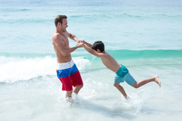 Padre jugando con hijo — Foto de Stock