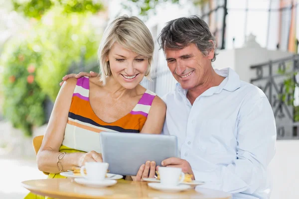 Lyckliga par undersöker tablet — Stockfoto
