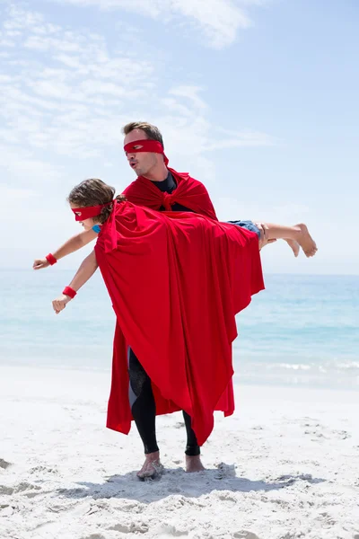 Padre en traje de superhéroe levantando hijo —  Fotos de Stock