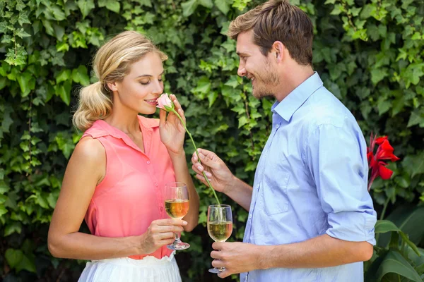 Junger Mann schenkt Blumen — Stockfoto