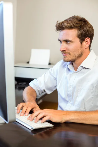 Jeune homme travaillant dans le bureau — Photo