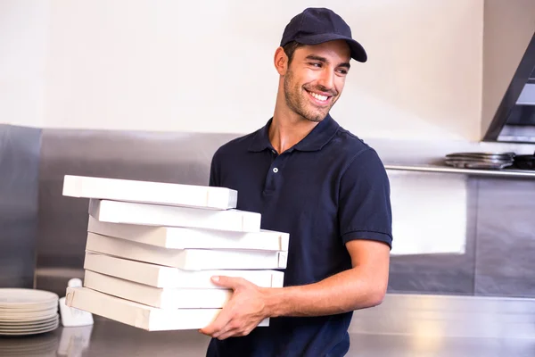 Uomo consegna pizza che trasporta scatole — Foto Stock