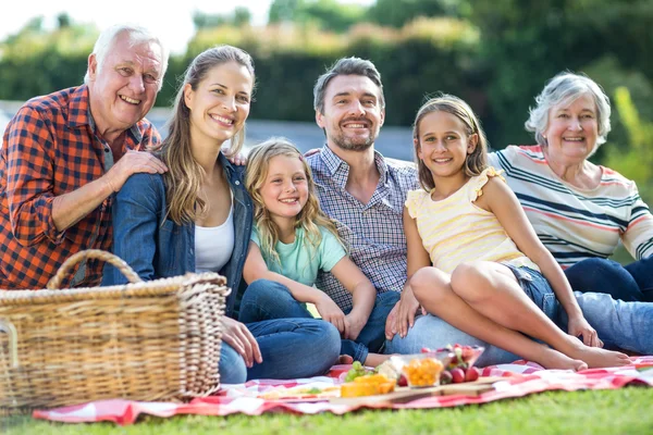 Felice famiglia multi-generazione seduta — Foto Stock