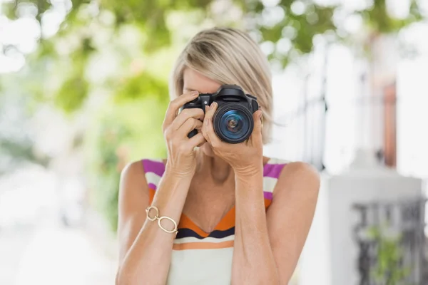 Frau fotografiert vor Kamera — Stockfoto