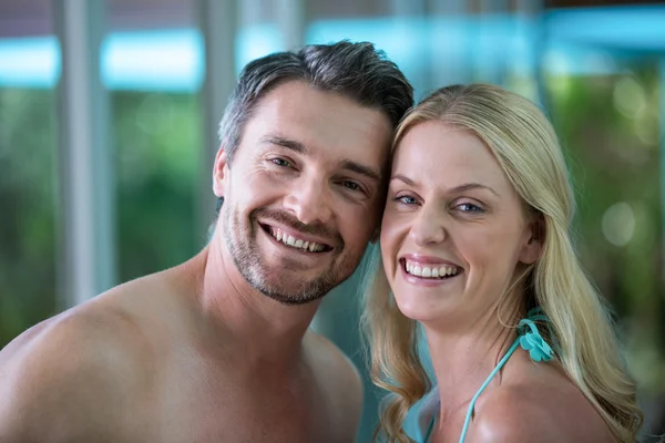 Gelukkige paar in de buurt van zwembad — Stockfoto